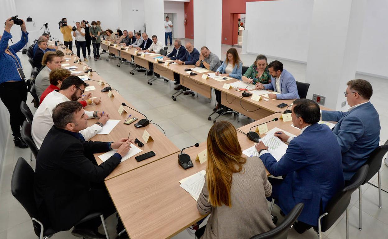 Primera Mesa del Clima en la sala de reuniones del Ayuntamiento de Murcia con el alcalde José Antonio serrano y Mario Gómez.