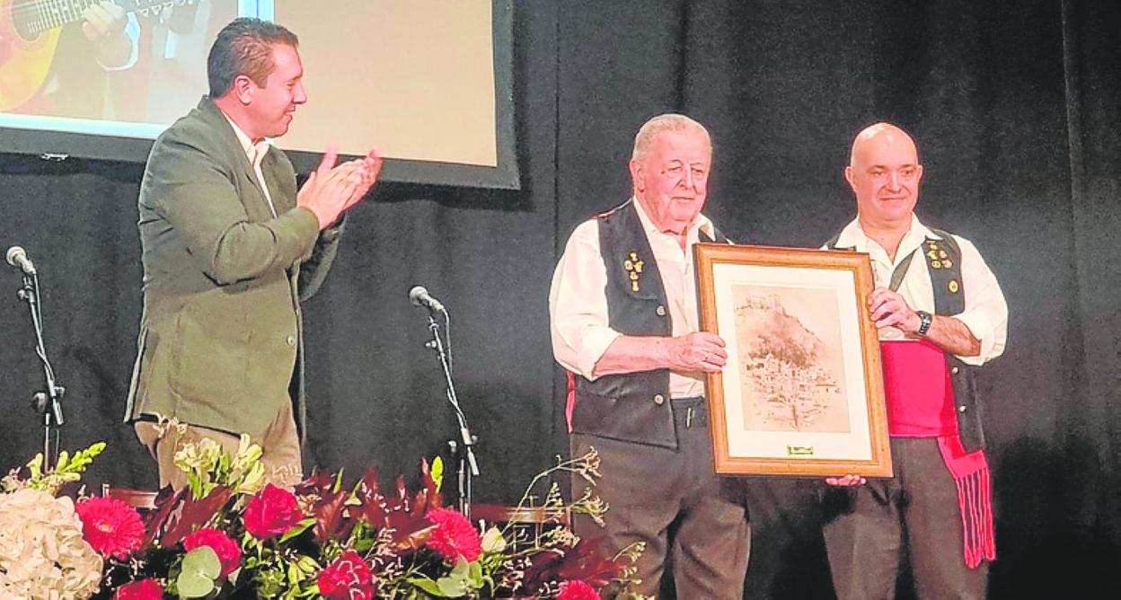 El alcalde hizo entrega de un presente a El Lucas. 
