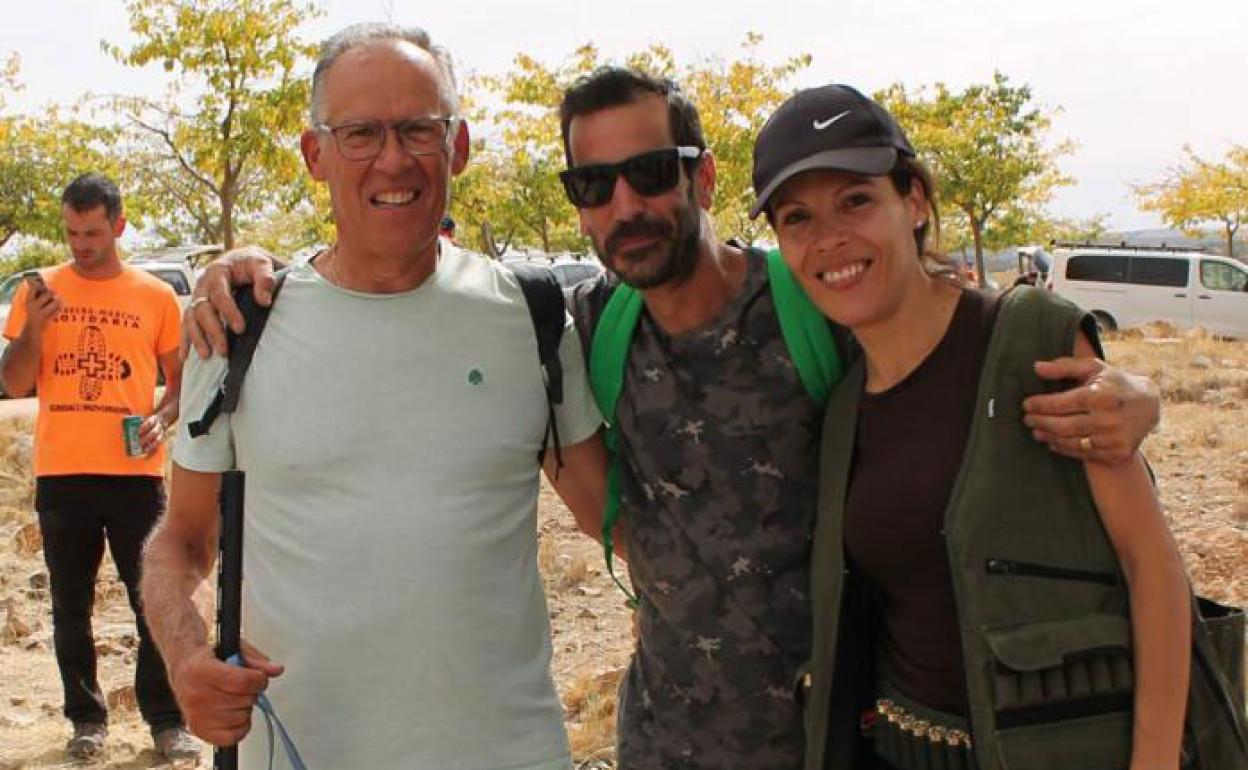 Silvia Carriquí, junto a sus dos podencas Zara y Tina, en una jornada de descaste durante el verano. fCRM