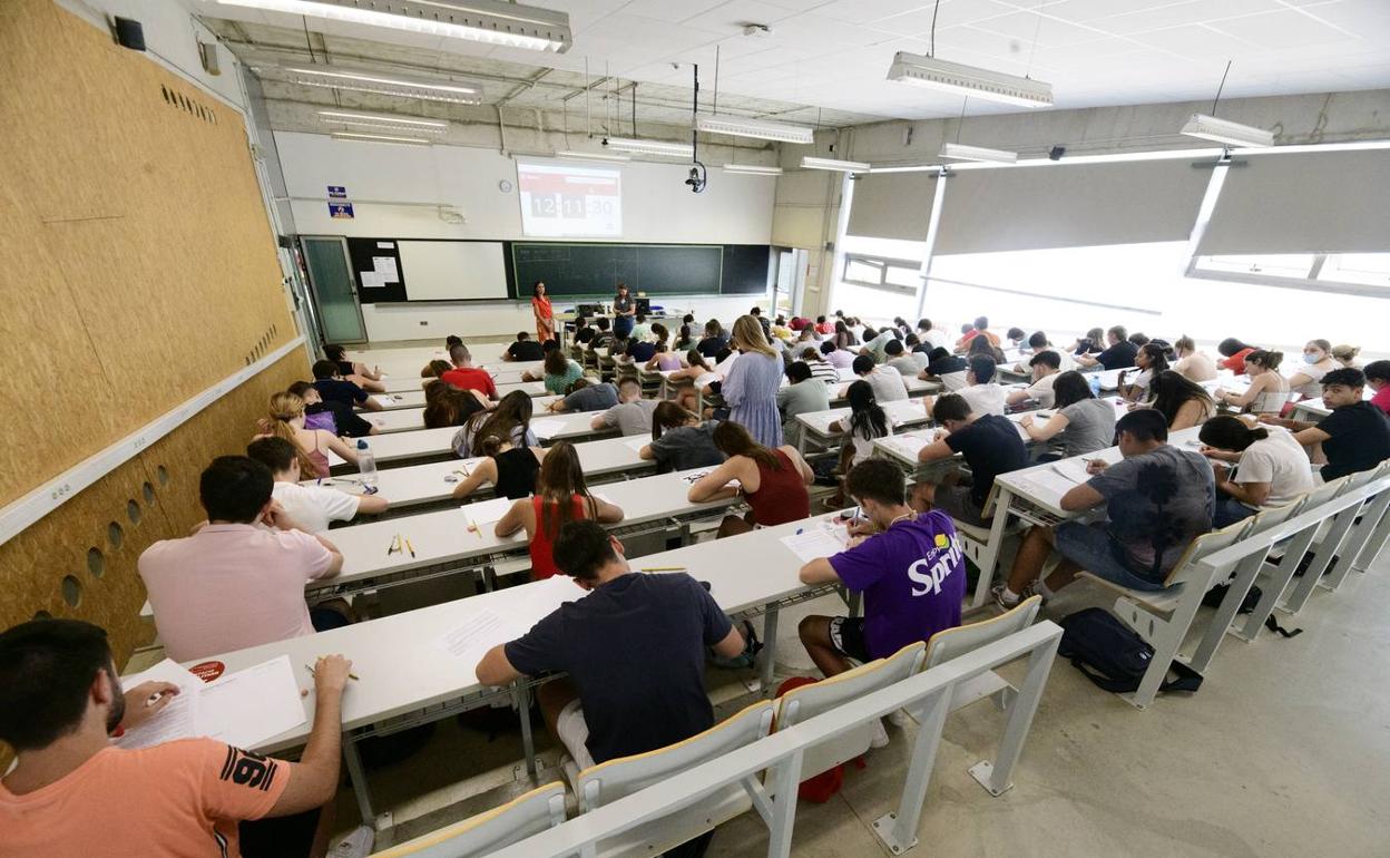 Estudiantes se examian de la EBAU en una imagen de archivo. 