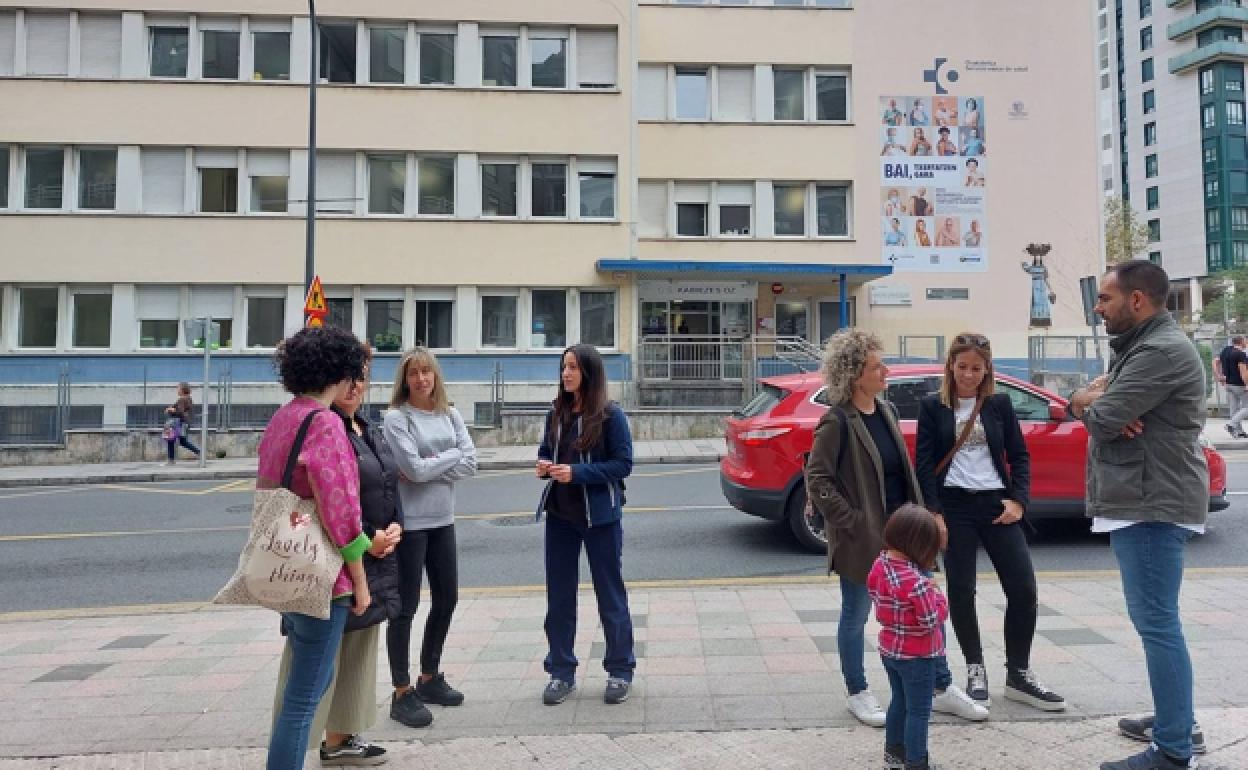 Familias de Santurce frente al centro de salud de Kabiezes.