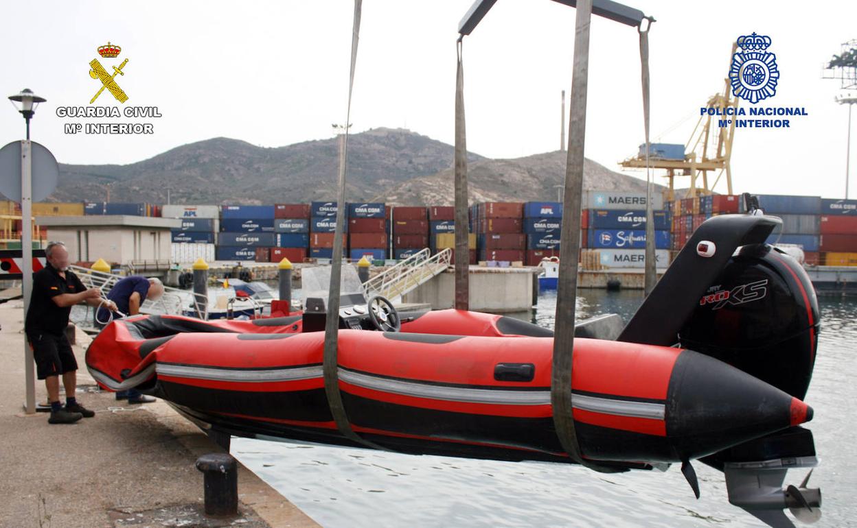 La embarcación en la que trasladaron a los doce migrantes desde Argelia hasta la costa de Cartagena.