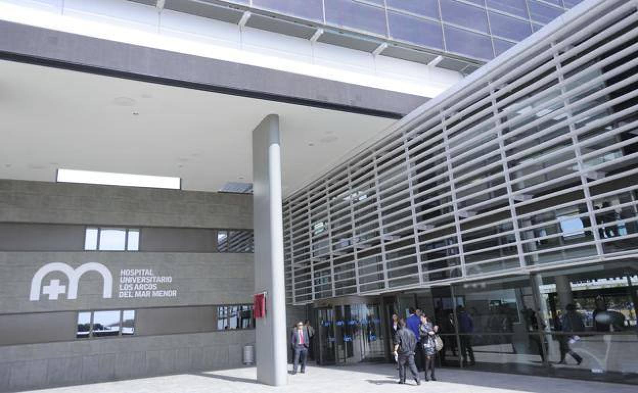 La entrada del hospital Los Arcos del Mar Menor, en una imagen de archivo. 