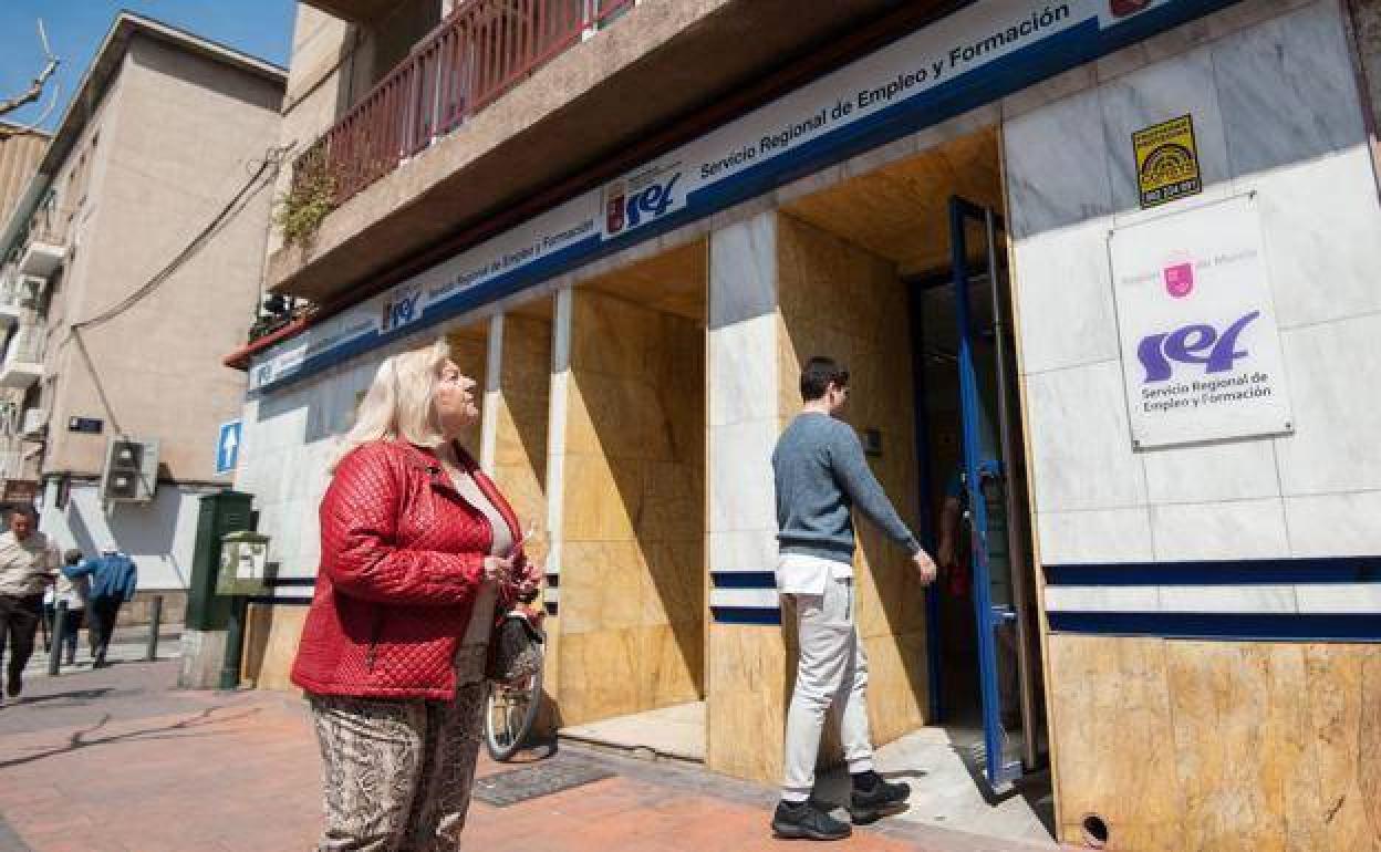 Dos personas frente a las oficinas del SEF, en Murcia, en una imagen de archivo.