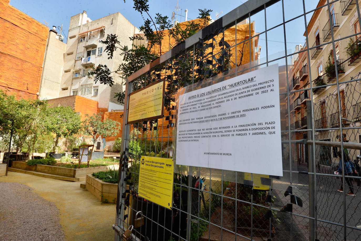 Un cartel anuncia el desalojo a las puertas del huerto.