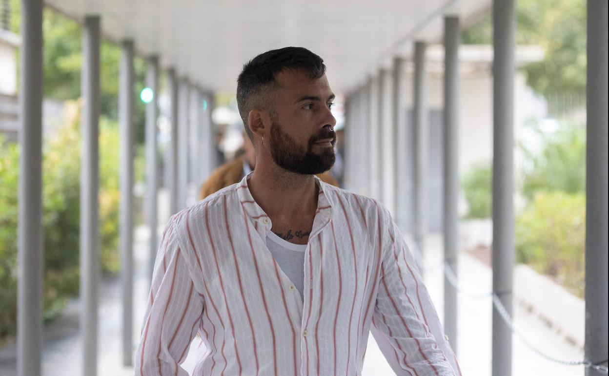 El acusado, José María López, este jueves, a su entrada en los juzgados. 