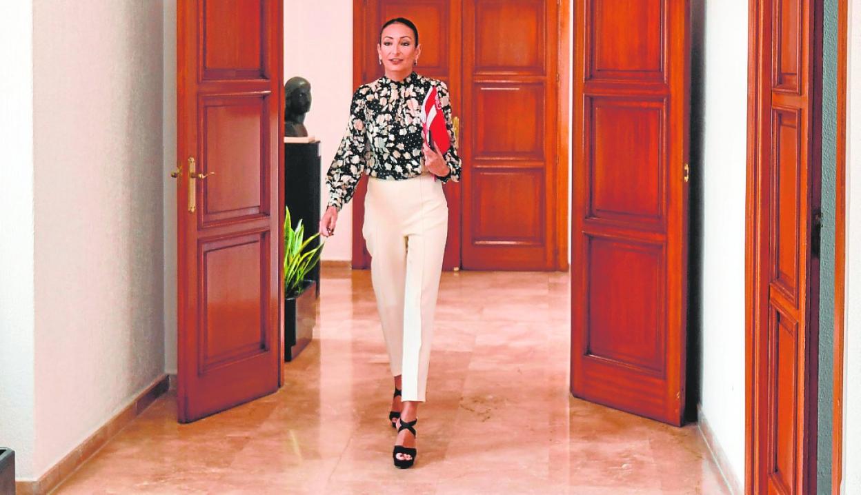 Miguélez se dirige a la rueda de prensa del Consejo de Gobierno, ayer en San Esteban. 