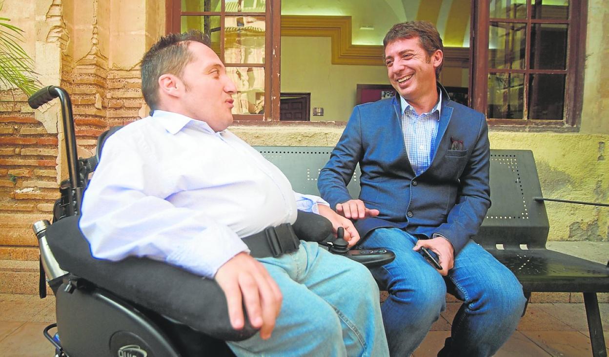 Juan Antonio Carrasco charla con Óscar González, ayer, en la UCAM. 