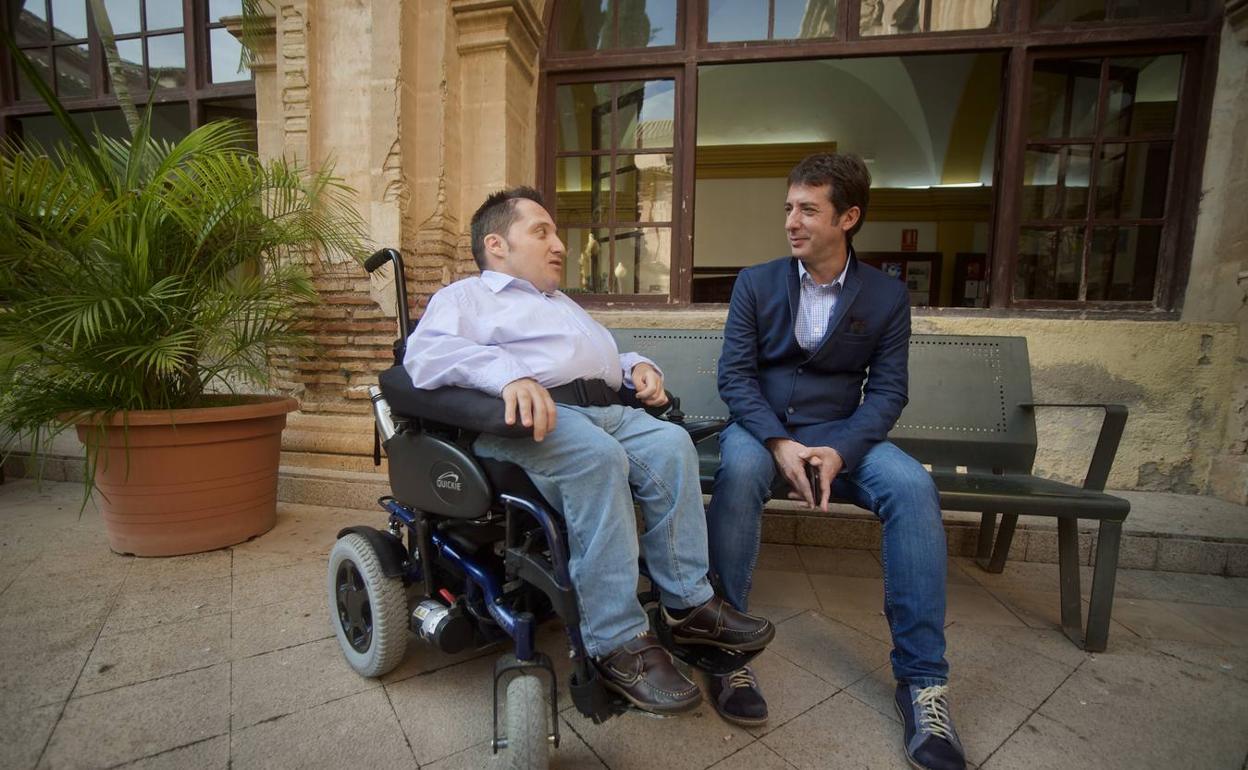 Juan Antonio Carrasco, que padece una enfermedad rara, y Óscar González, cuya hija sufre una de estas patologías. 