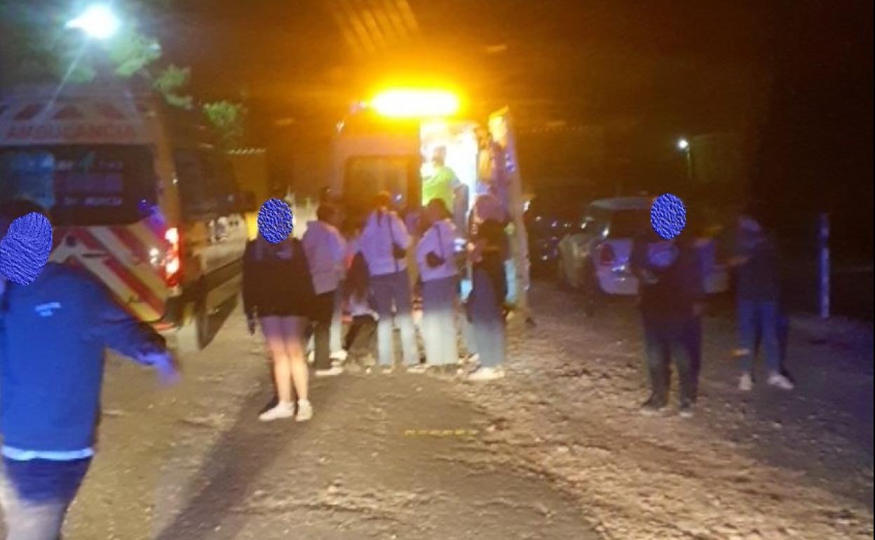 Varios jóvenes junto a las ambulancias que se trasladaron al lugar del suceso.