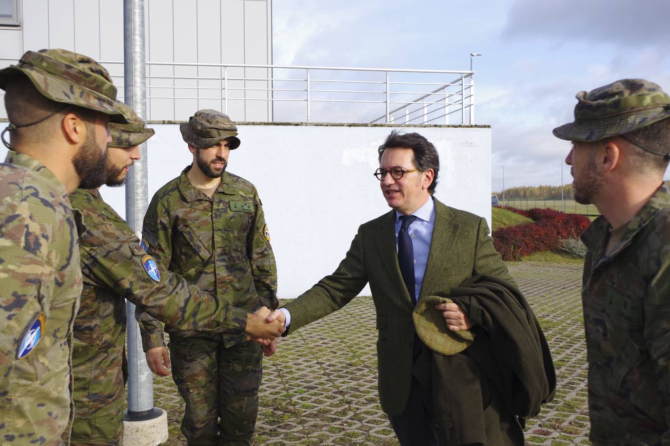 El murciano Manuel Alhama saluda a oficiales de la misión