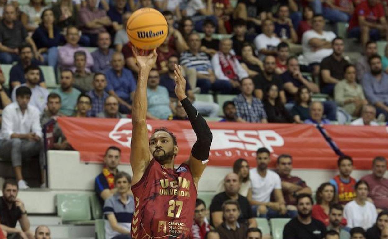 Sadiel Rojas lanza a canasta en el encuentro contra el Estrasburgo.