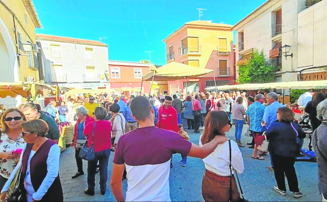 Los vecinos disfrutan de la música y las compras. 