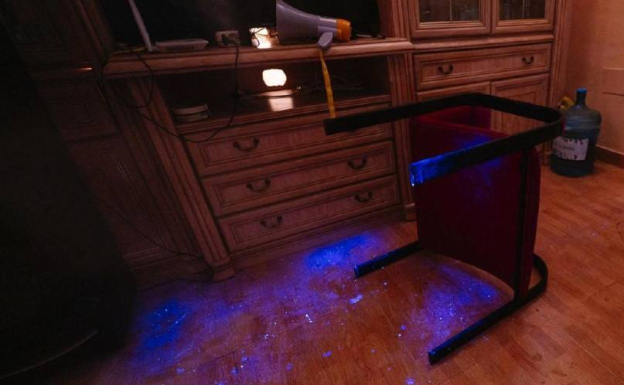 Restos de sangre que la Policía Nacional detectó con el uso del luminol en la finca de Sangonera la Seca.