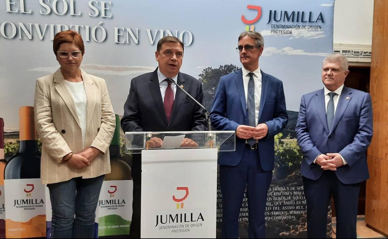 El ministro Luis Planas interviene durante su visita a Jumilla.