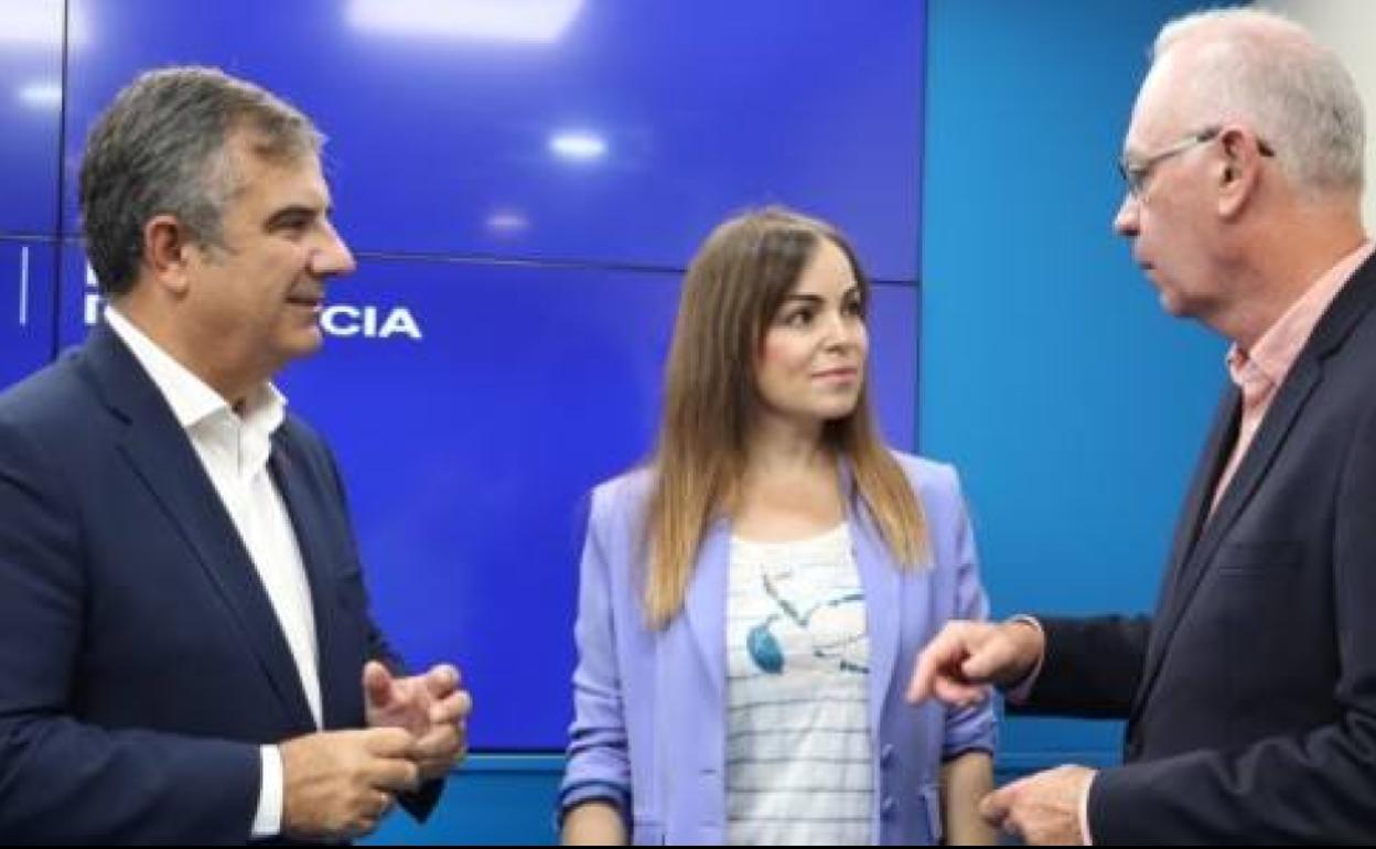 El senador del PP Juan María Vázquez, junto a la portavoz del PP en el Ayuntamiento de Murcia, Rebeca Pérez, y el concejal Antonio Navarro.