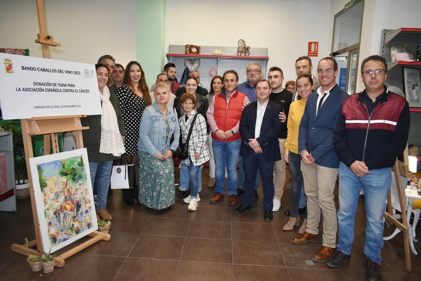 Las juntas directivas del Bando de los Caballos del Vino y de la AECC posan junto al alcalde y al autor de la obra. 