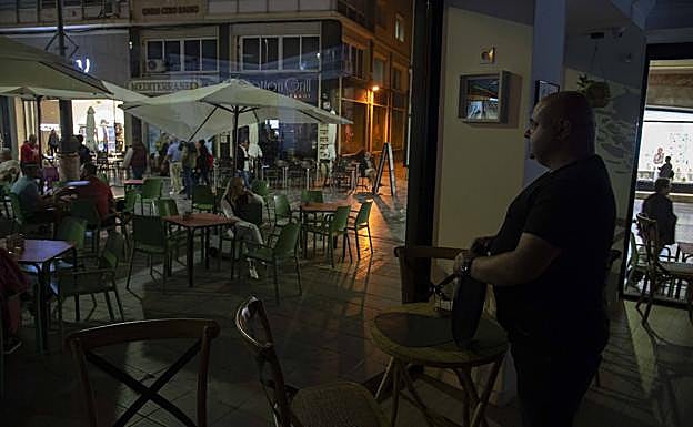 Terrazas a oscuras en el centro de Cartagena.