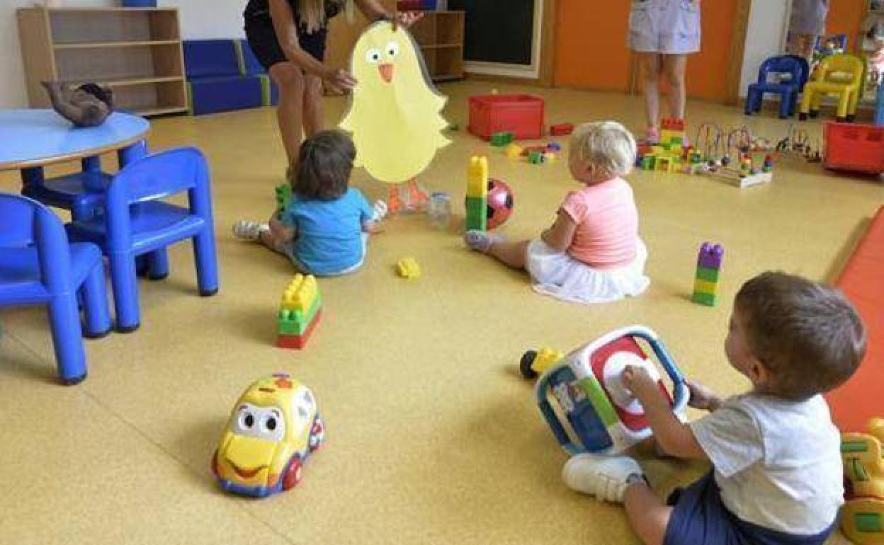 Varios niños en una escuela infantil de Murcia, en una imagen de archivo.