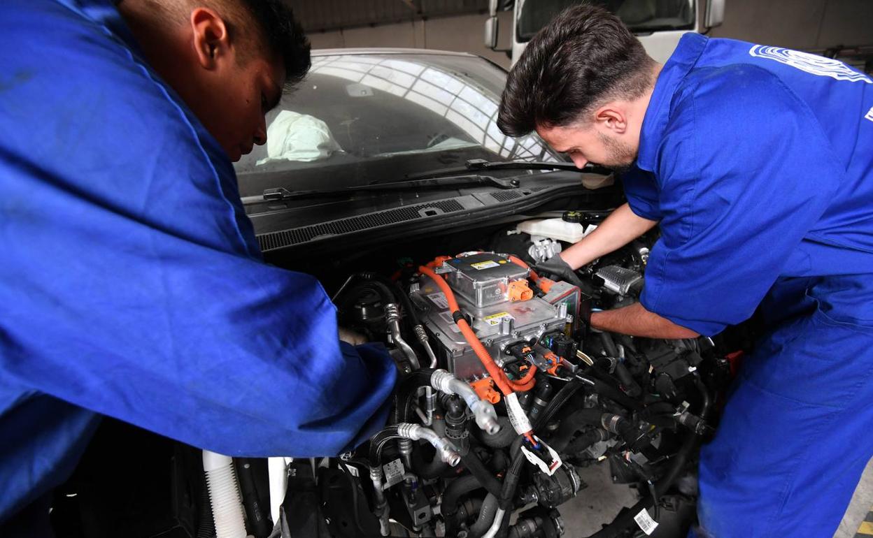Alumnos de la Fremm manipulan un motor híbrido en una imagen de archivo. 