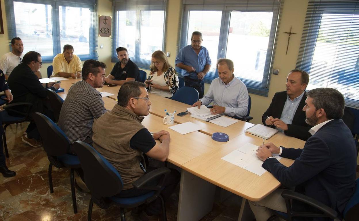 El consejero Antonio Luengo, durante la reunión con los representantes de las cofradías de pescadores de la Región.