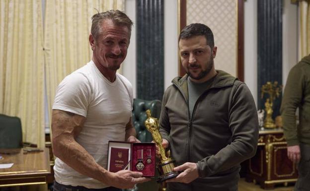 Una foto proporcionada por el servicio de prensa presidencial de Ucrania muestra que el presidente ucraniano Volodímir Zelenski (R) se reúne con el actor, cineasta, guionista y productor estadounidense, el ganador del Oscar Sean Penn (L), en Kiev, este martes.