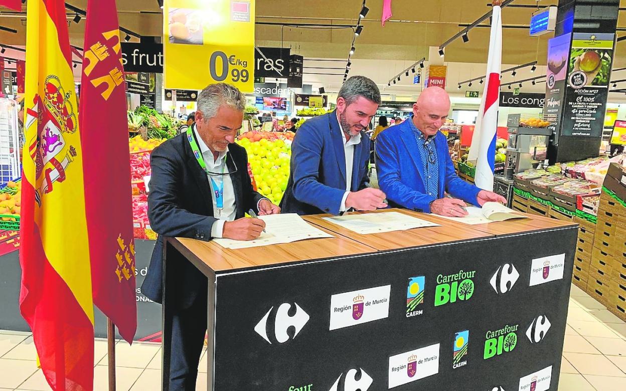 Firma del acuerdo entre la Comunidad y Carrefour.