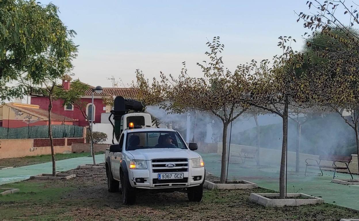 Fumigación contra los mosquitos en un parque de El Carmolí, en el entorno del Mar Menor, días atrás. 