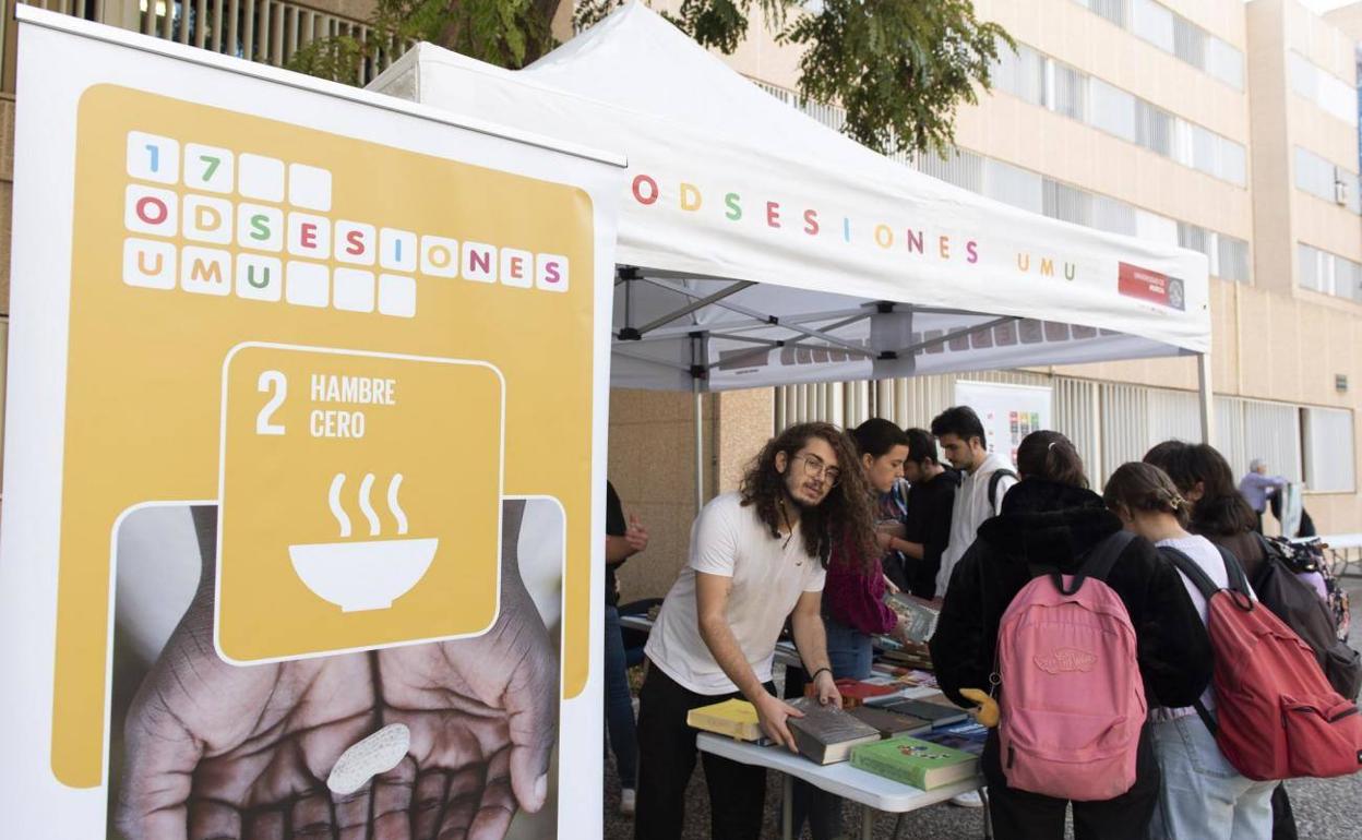 Estudiantes de la UMU en uno de los expositores de la feria.