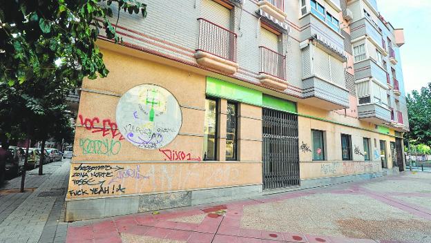 Bajo donde se iba a instalar el centro para atender a personas sin hogar y con problemas de drogadicción. 