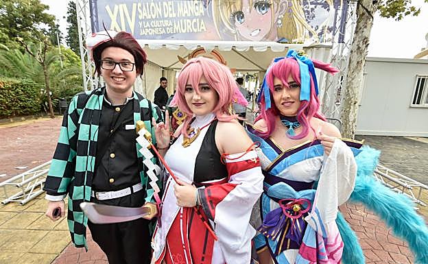 Tres asistentes al Salón del Manga de Murcia, este viernes.