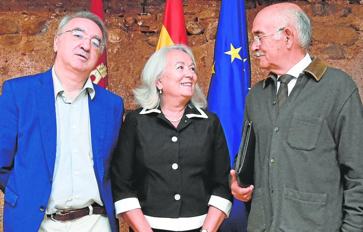 Los expresidentes de la Región de Murcia, María Antonia Martínez y Alberto Garre junto al profesor Antonio Garrido (izqd.)