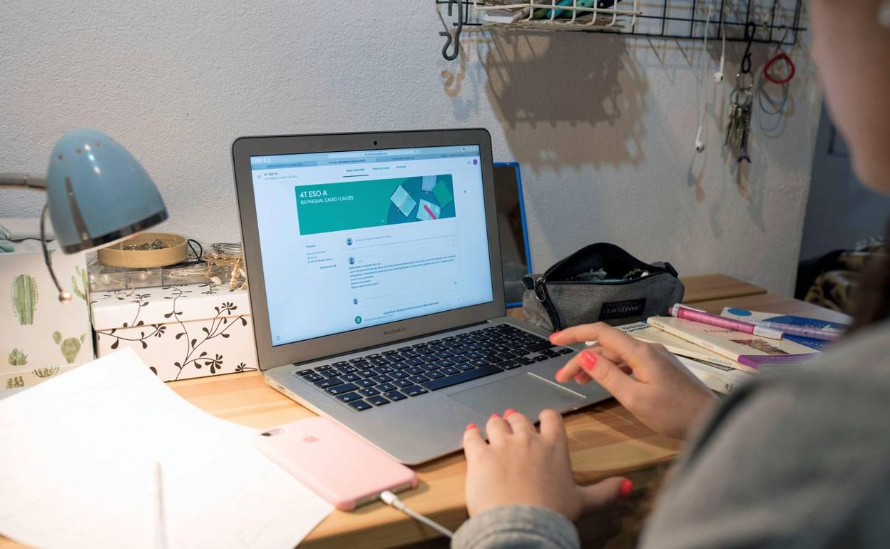 Una chica atiende una clase on line en una imagen de archivo. 