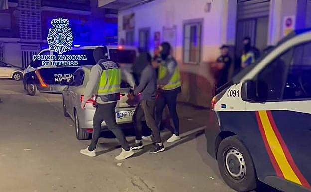 Agentes de la Policía Nacional detienen al presunto yihadista en Blanca. 