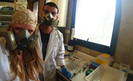 Los investigadores Emma Martínez y Gabriel López, en el laboratorio.