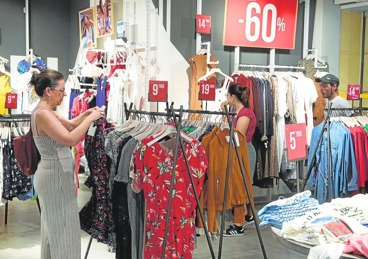 Clientes compran en una tienda cartagenera en la campaña de rebajas de verano.