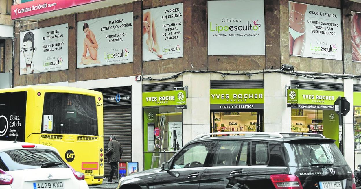 Carteles con publicidad de la clínica Lipoescultor, en la fachada de la sede, en el año 2020. 