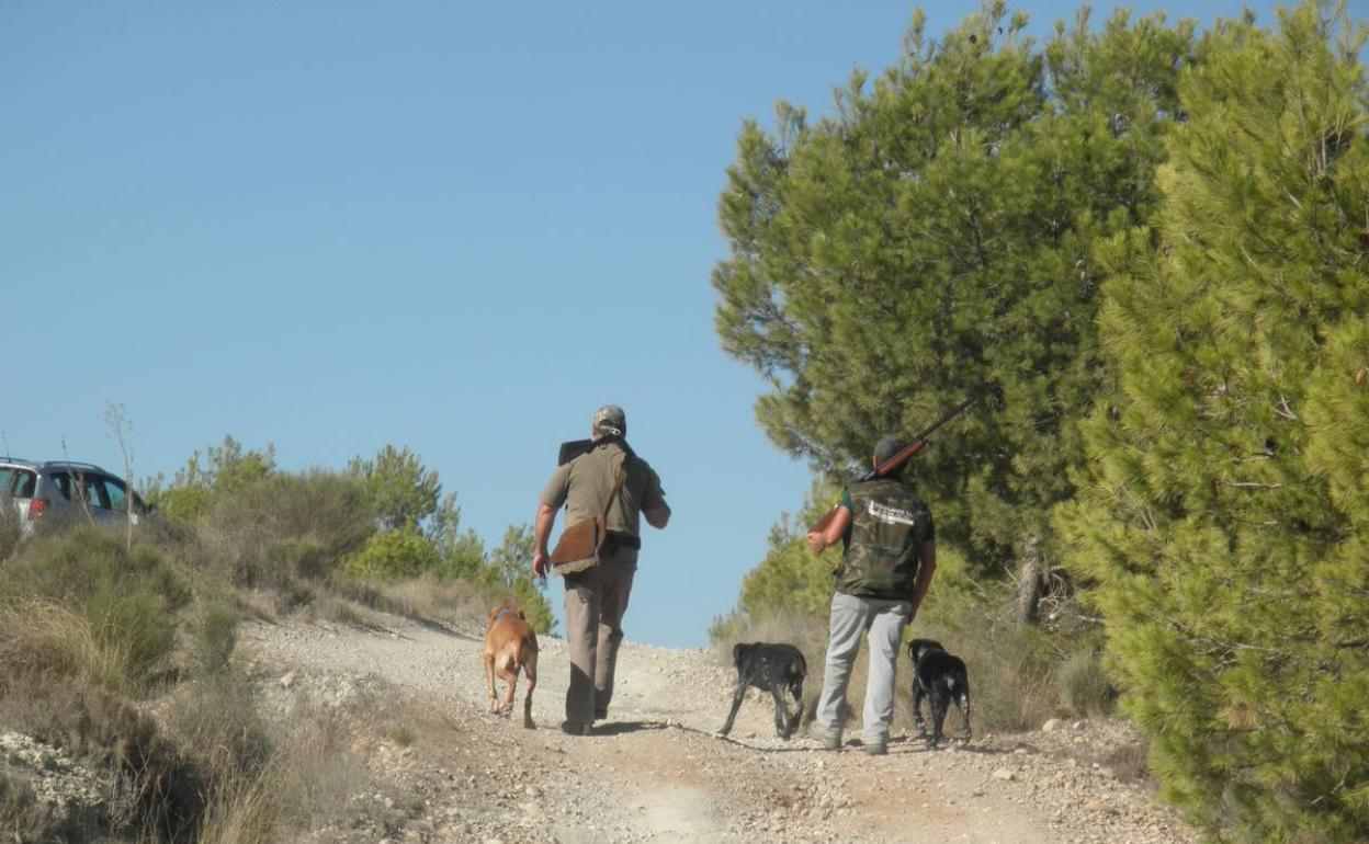 Dos cazadores en una imagen de archivo. 