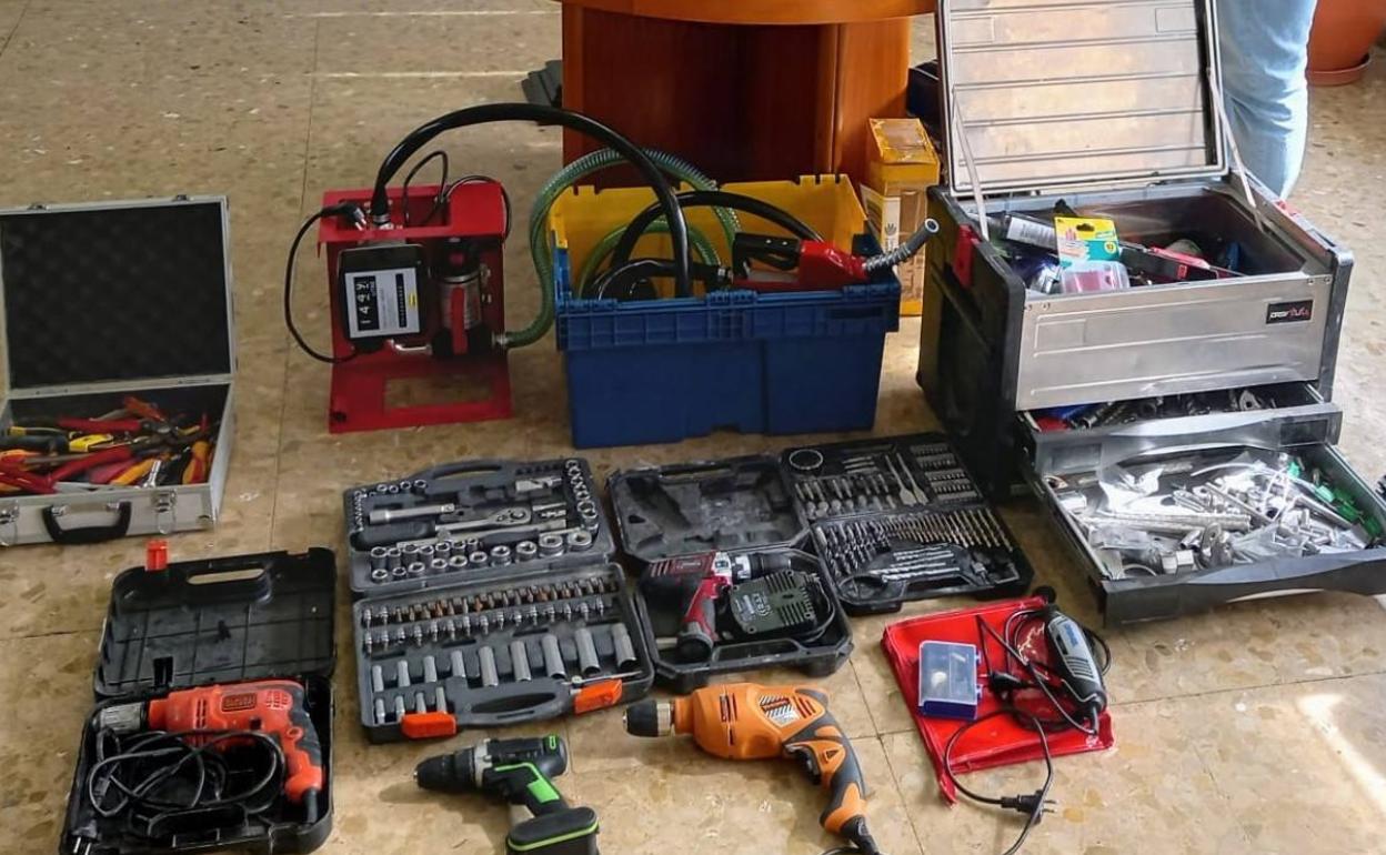 Herramientas y útiles específicos que le facilitaban el robo en el interior de vehículos.