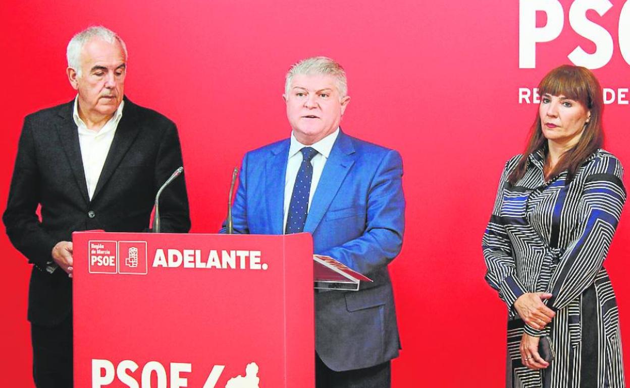 Alfonso Martínez Baños, José Vélez y Marisol Sánchez Jódar, este lunes en la sede del PSRM en Murcia. 