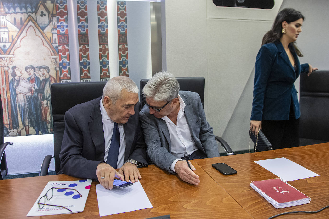 Francisco Álvarez y Miguel Ángel Miralles, con Miriam Guardiola al fondo, charlan antes de la Junta de Portavoces.