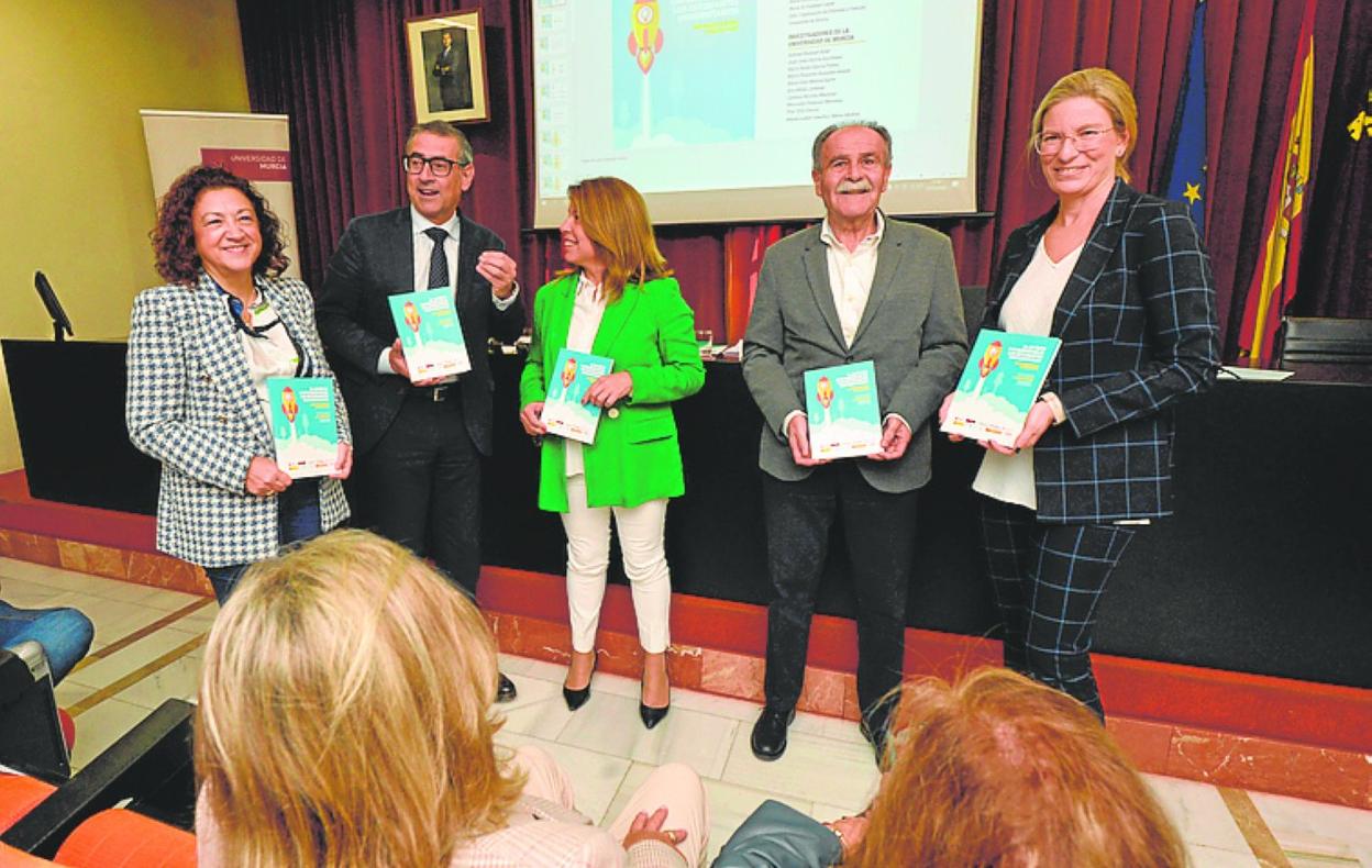 Dolores Almagro, José Luján, Alicia Rubio, Juan Antonio Campillo y Nuria Nevers, ayer, en la presentación del estudio. 