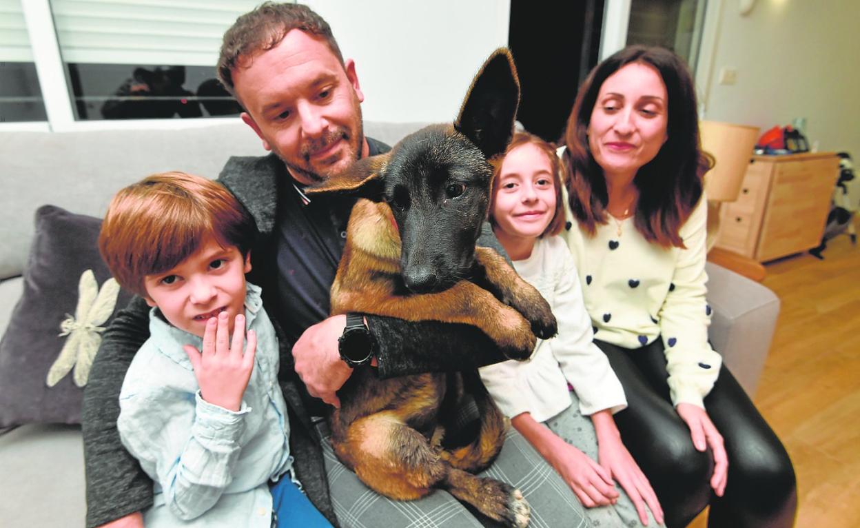 Francisco Galipienso sostiene en brazos a 'Bimba', rodeada por el resto de la familia en su casa de Monteagudo. 