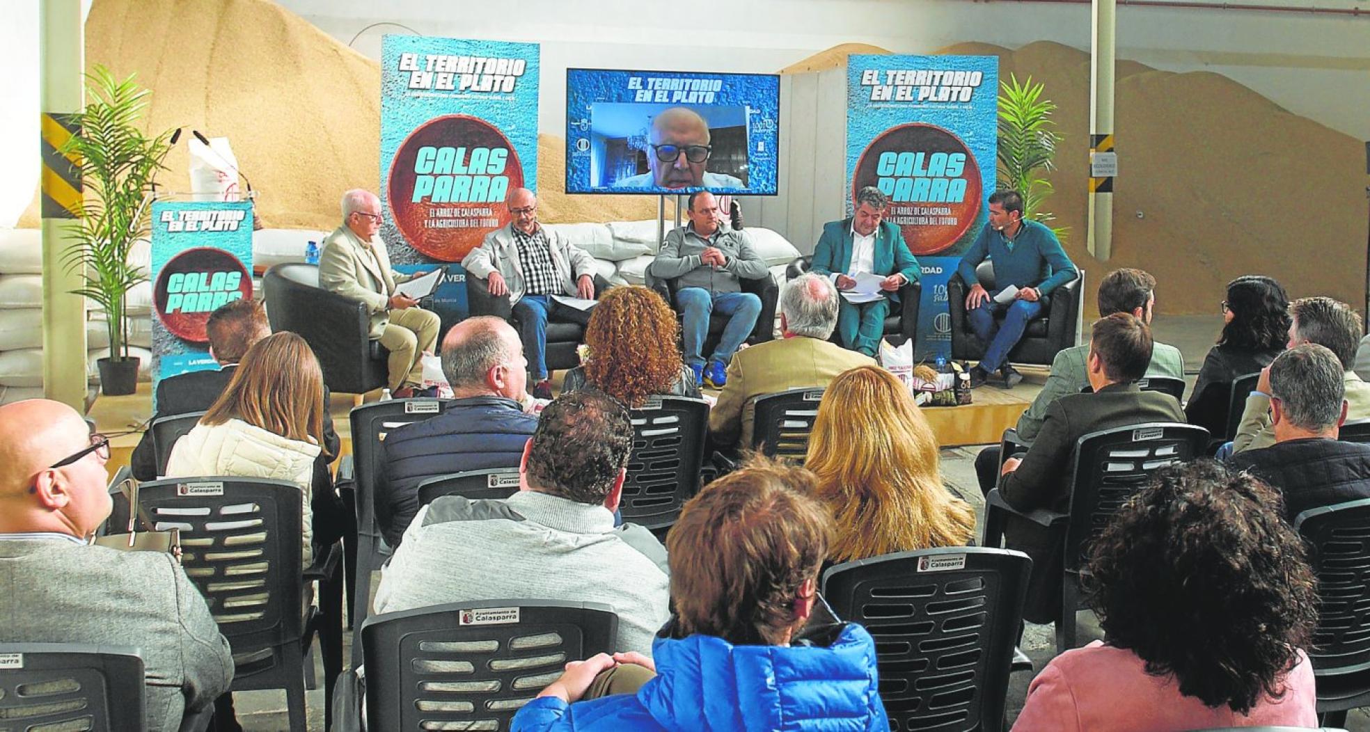 Pachi Larrosa modera la primera mesa redonda con Pedro Antonio Martínez, Cayetano Gómez, José Martínez y Juan Egea, además de Manuel Aguilar en 'streaming'. 