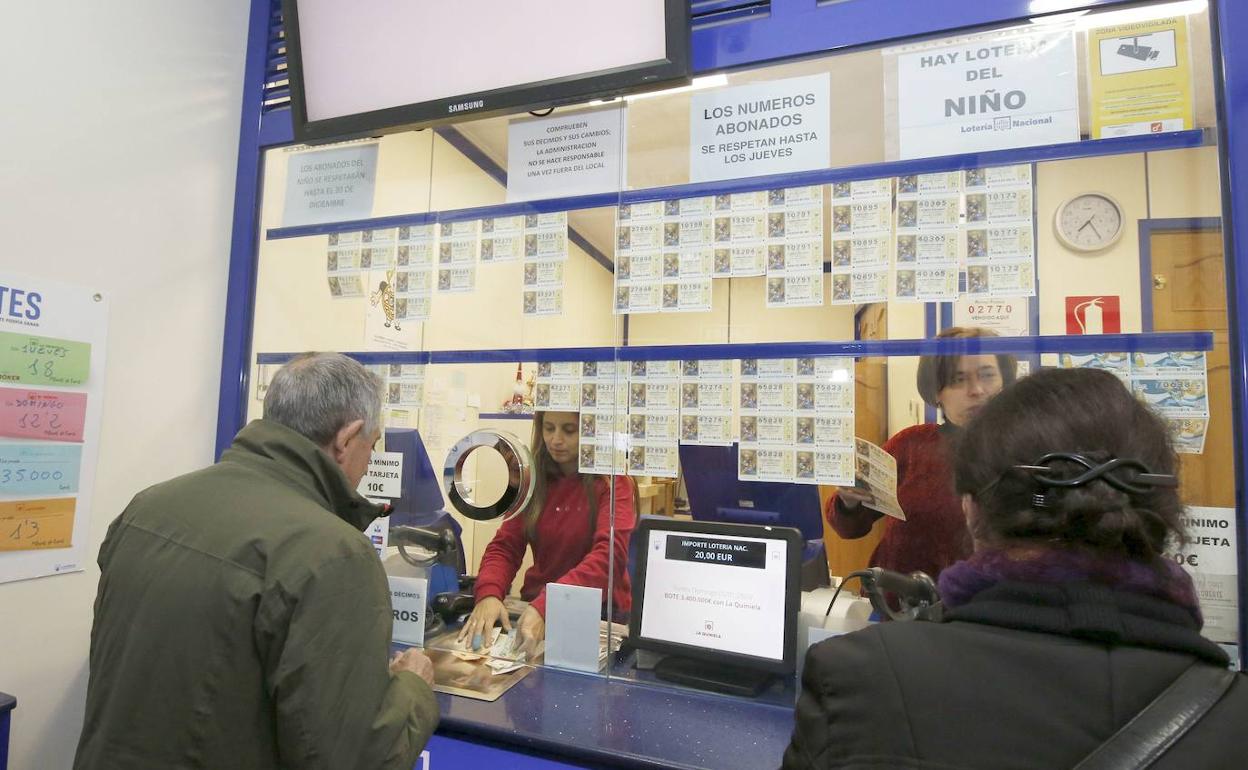 Personas comprando un décimo de la Lotería de Navidad, en una imagen de archivo.