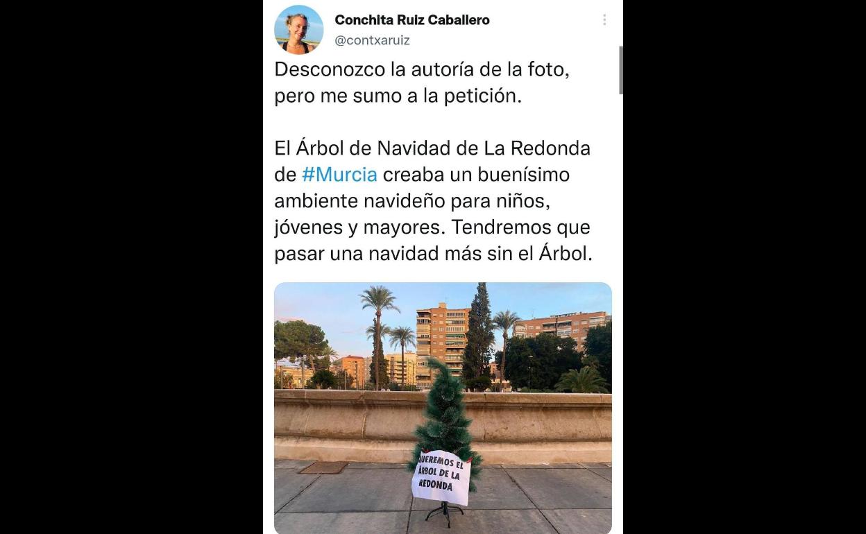 El curioso acto de protesta para pedir que vuelva el árbol de Navidad gigante de Murcia