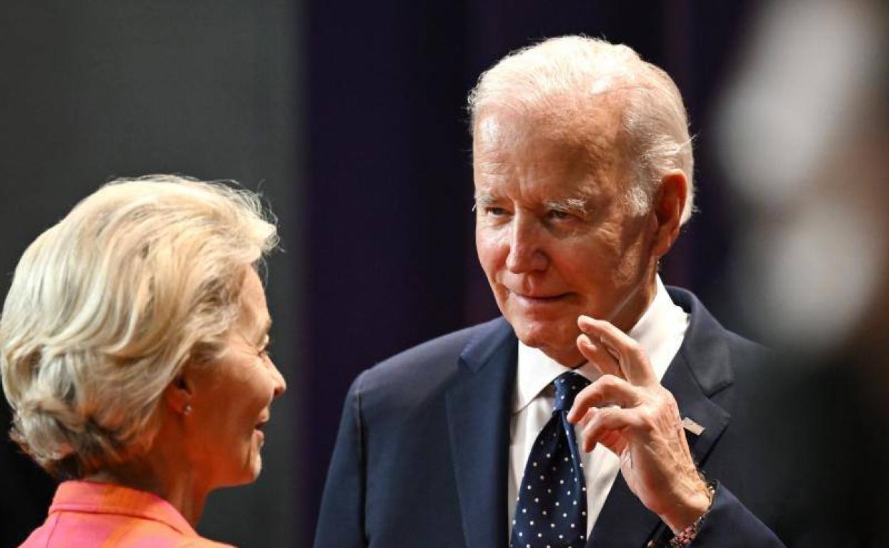 El presidente de Estados Unidos, Joe Biden, gesticula frente a la presidenta de la Comisión Europea, Ursula Von der Leyen, este martes en Bali, Indonesia, durante la cumbre del G-20.