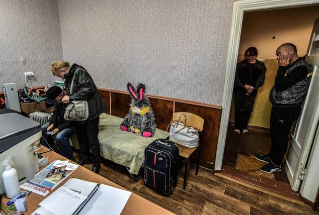 Personas evacuadas de la región de Jersón llegan al centro de alojamiento temporal en Dzhankoi, Crimea, 14 de noviembre de 2022.