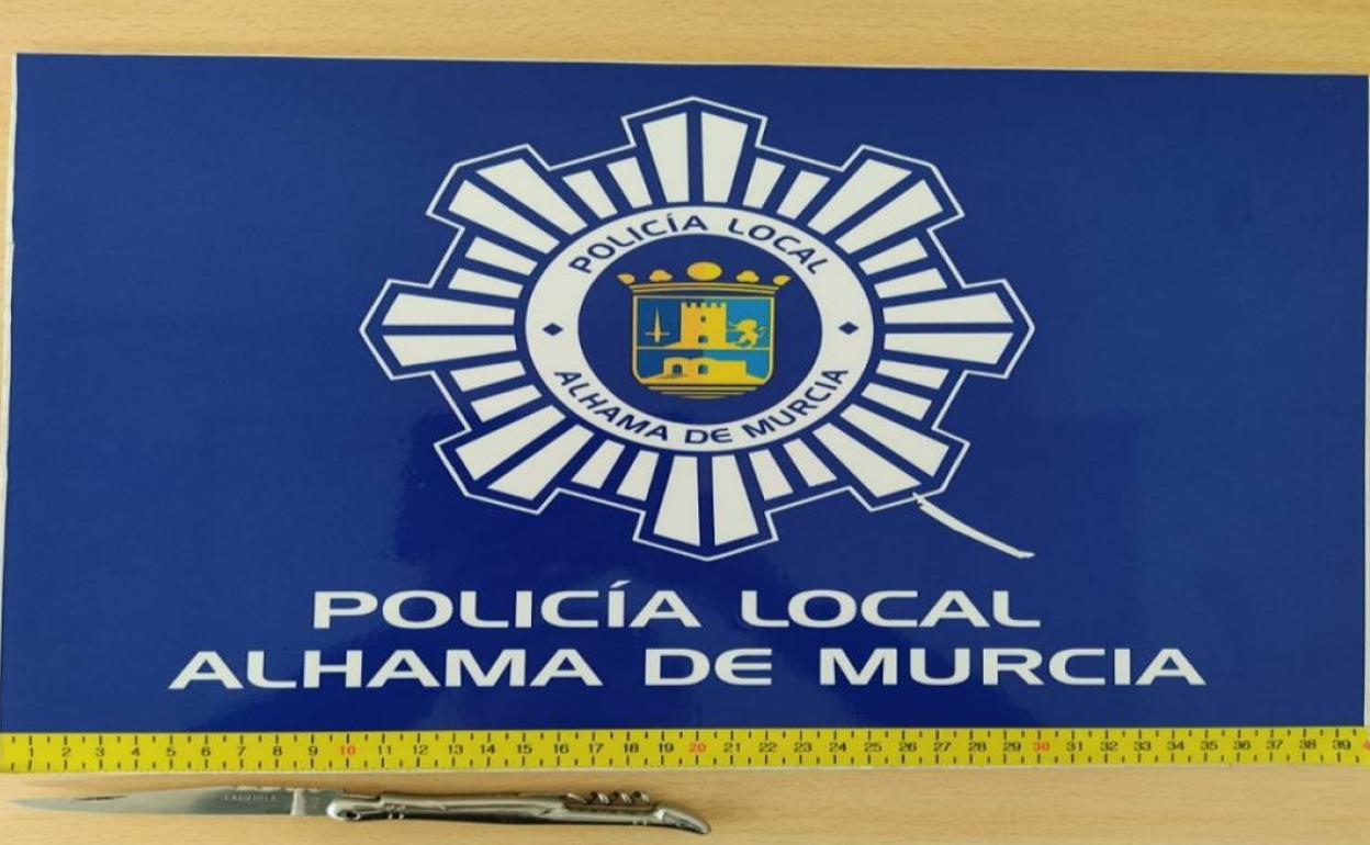 La navaja incautada por los agentes tras la riña. 