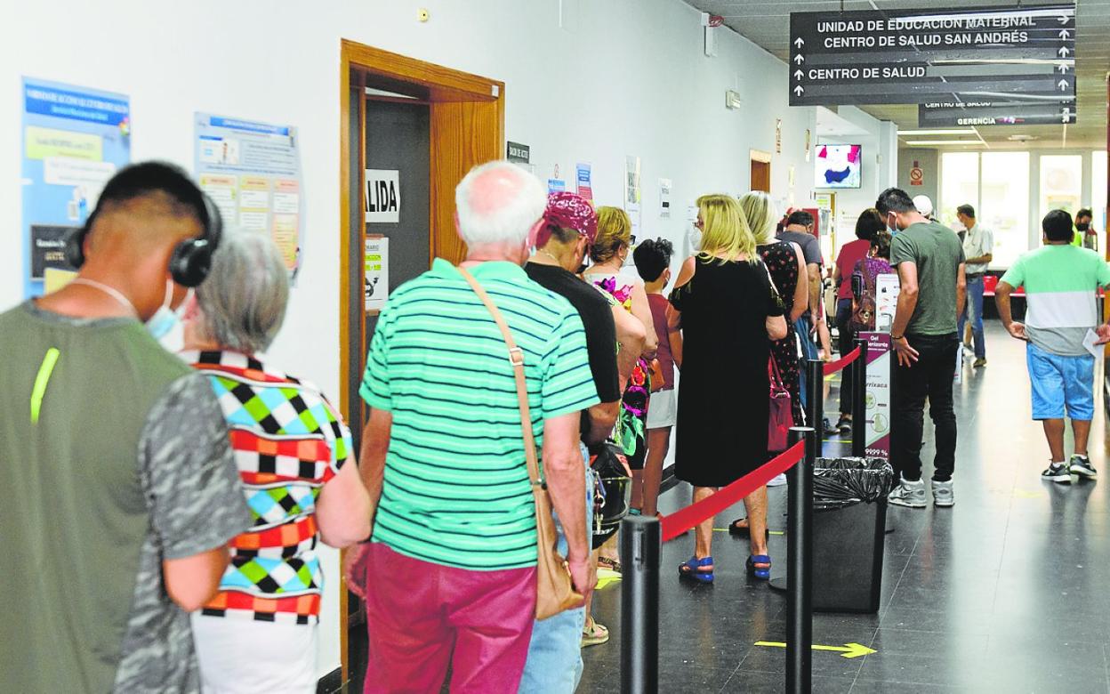 Pacientes hacen cola en el centro de salud de San Andrés, en Murcia. 